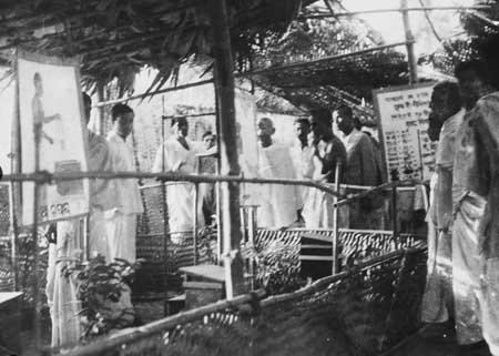 Gandhiji viewing the exhibition at Delang in the conference of Gandhi Seva Sangha, 1938.jpg